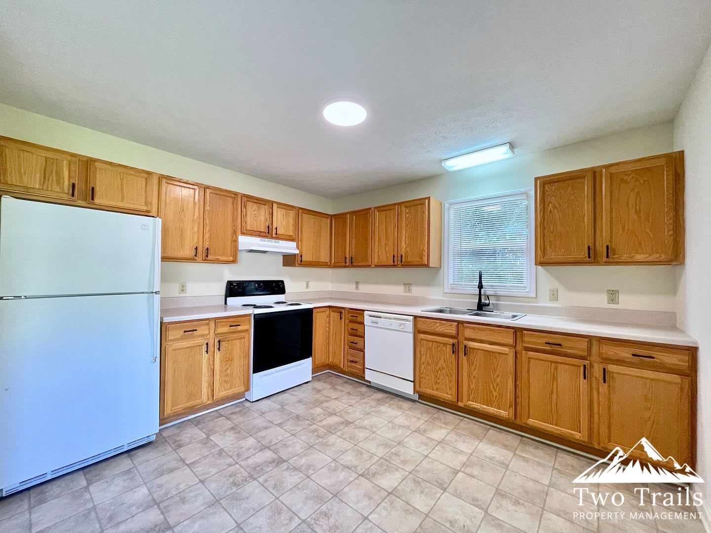 CHARMING 2 BED/2 BATH ON PRIVATE CUL-DE-SAC – photo 4