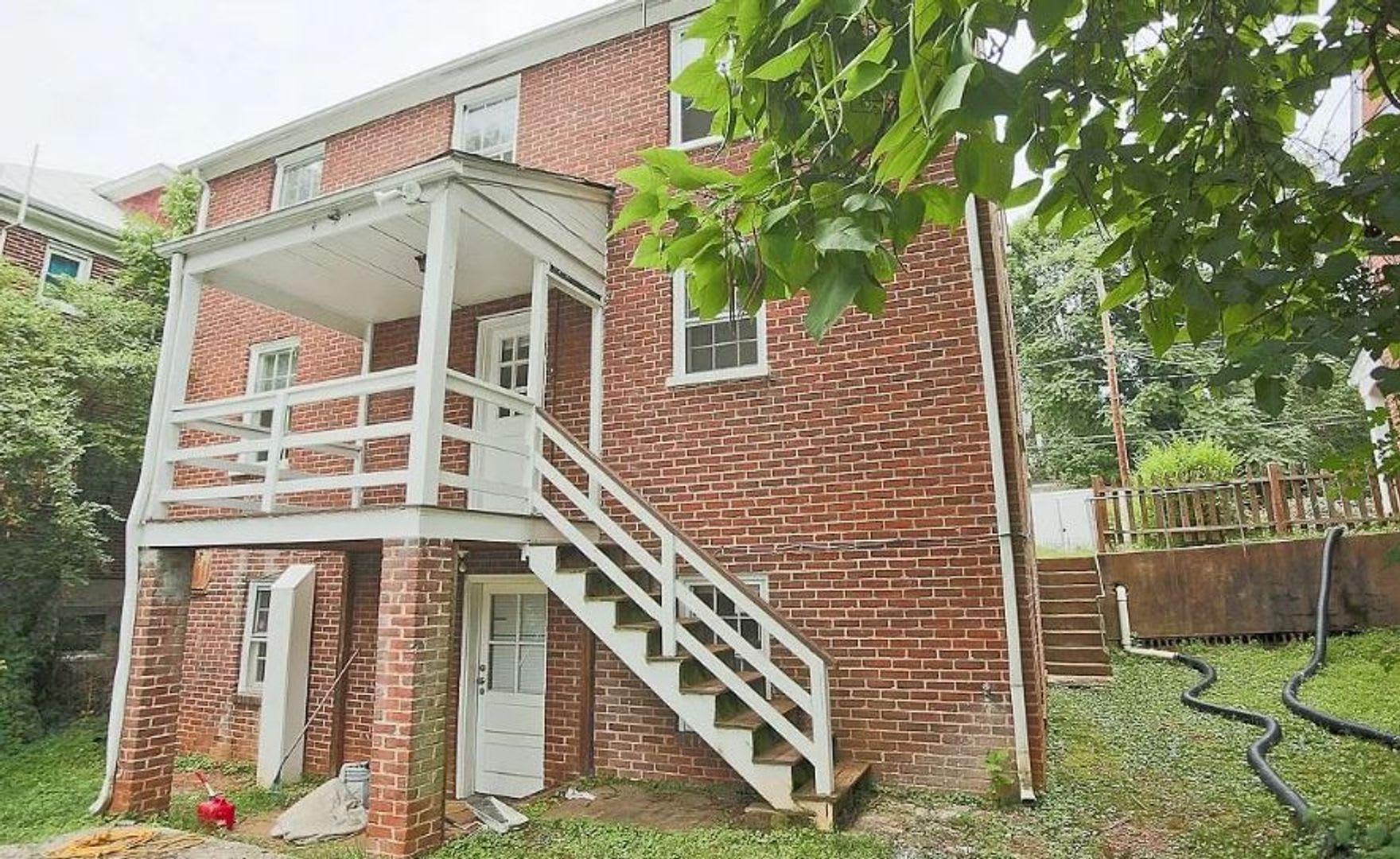 2027 2028 School Year 8 Bdrm 3 Bath Steps From Uva Grounds – photo 2