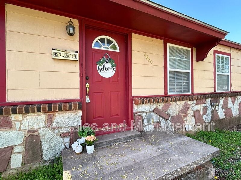 4220 SE 25th St – photo 1