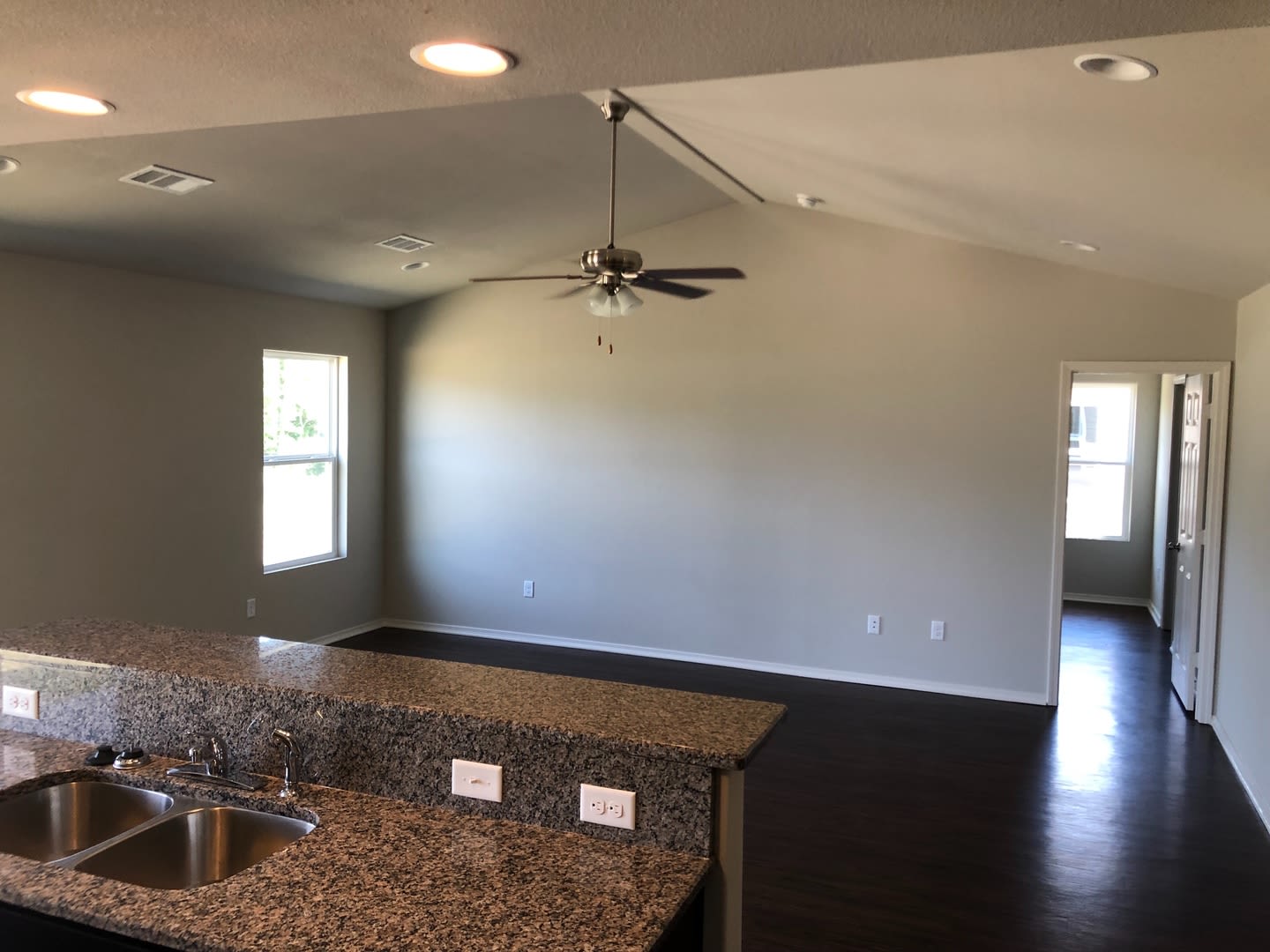 3bed 2bath Home in Valley View – photo 4