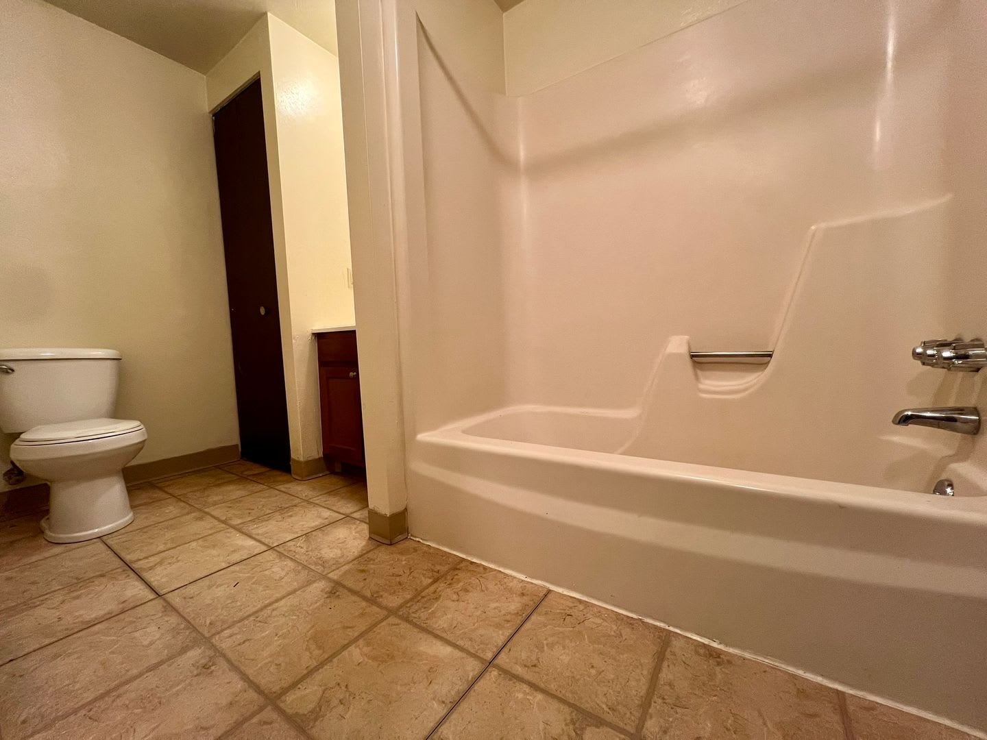 Cozy One Bedroom Apartment! Exposed Brick, Off-Street Parking & More! Call Today! – photo 5