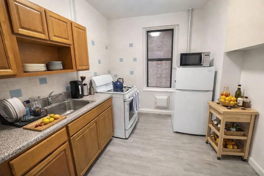 1489 Beach Avenue – photo 4