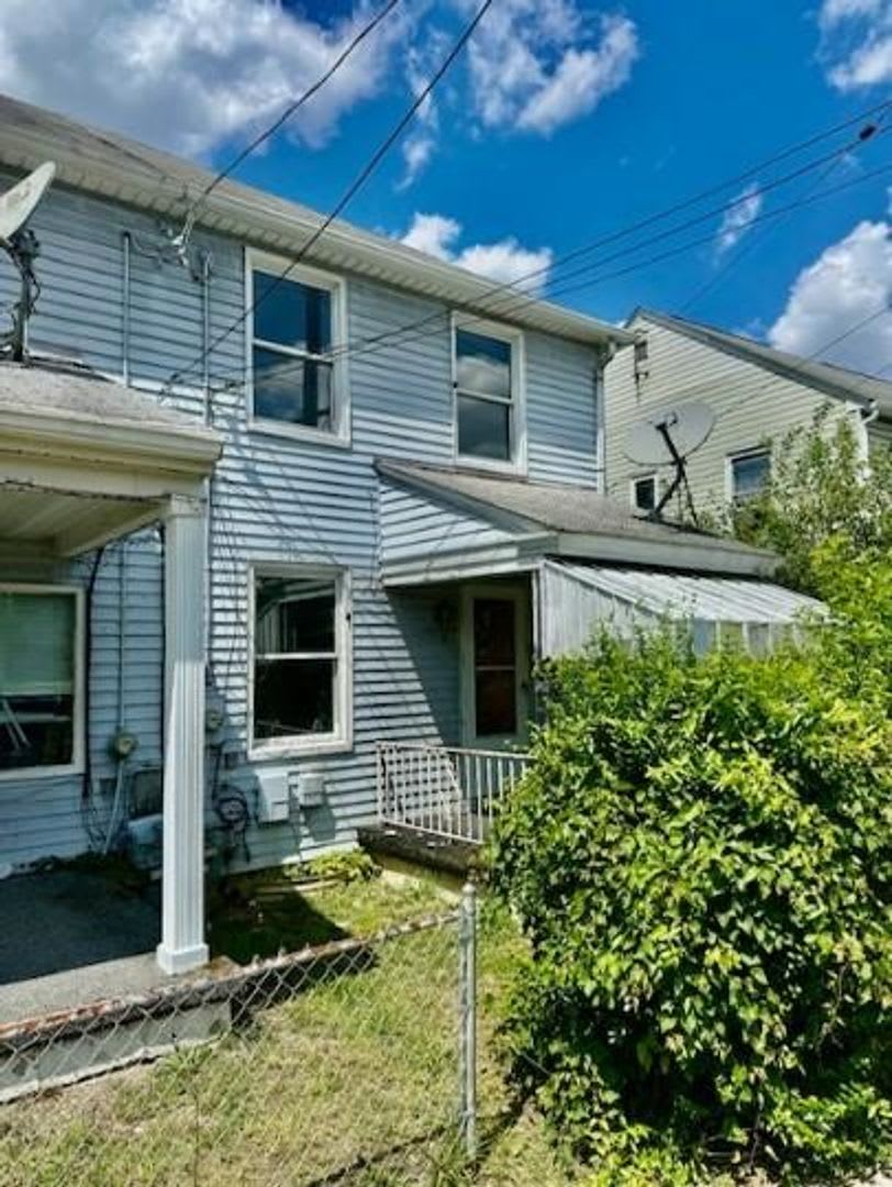 2 Bed 1 Bath Townhouse In Clairton – photo 1