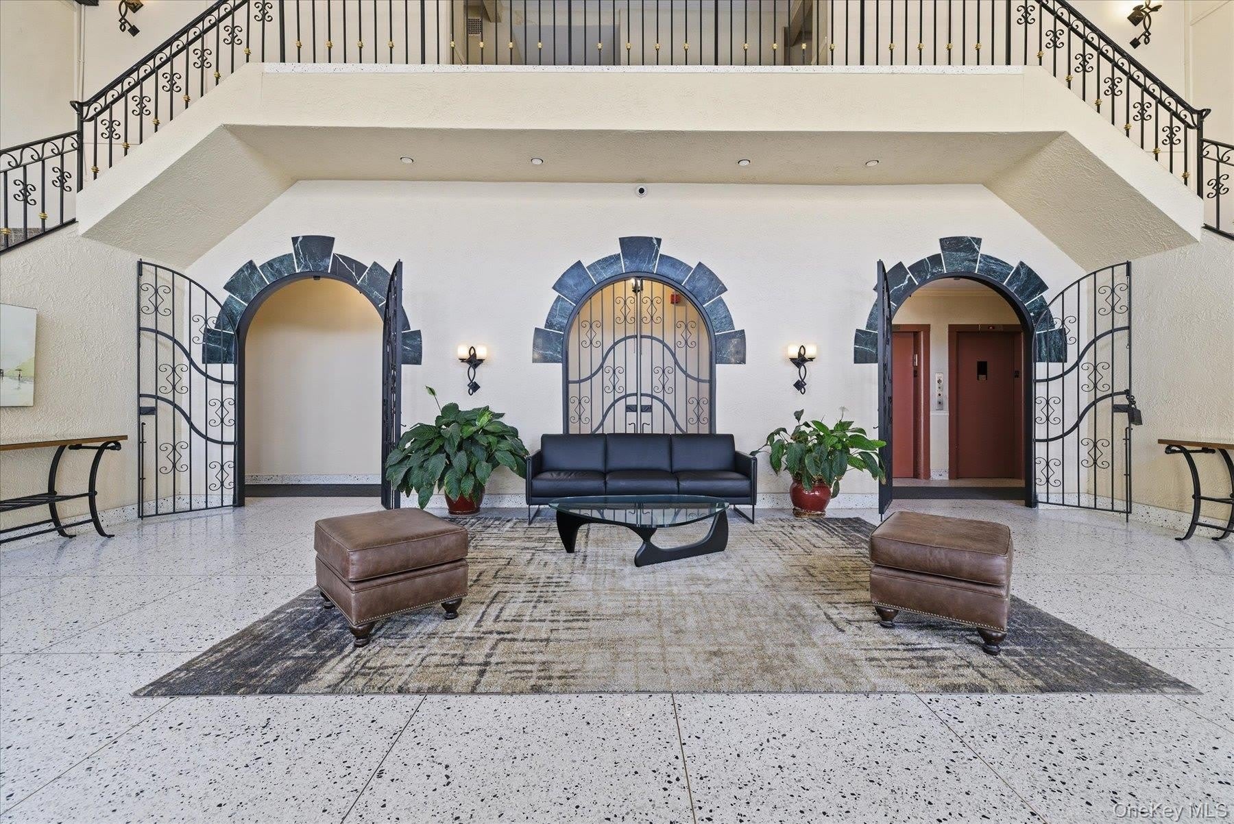 370 West Broadway – photo 3
