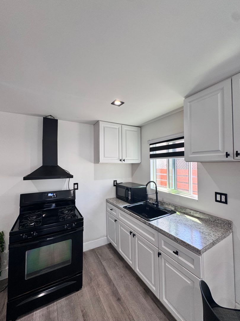 Beautifully Remodeled 1 Bed/1 Bath ADU – photo 4