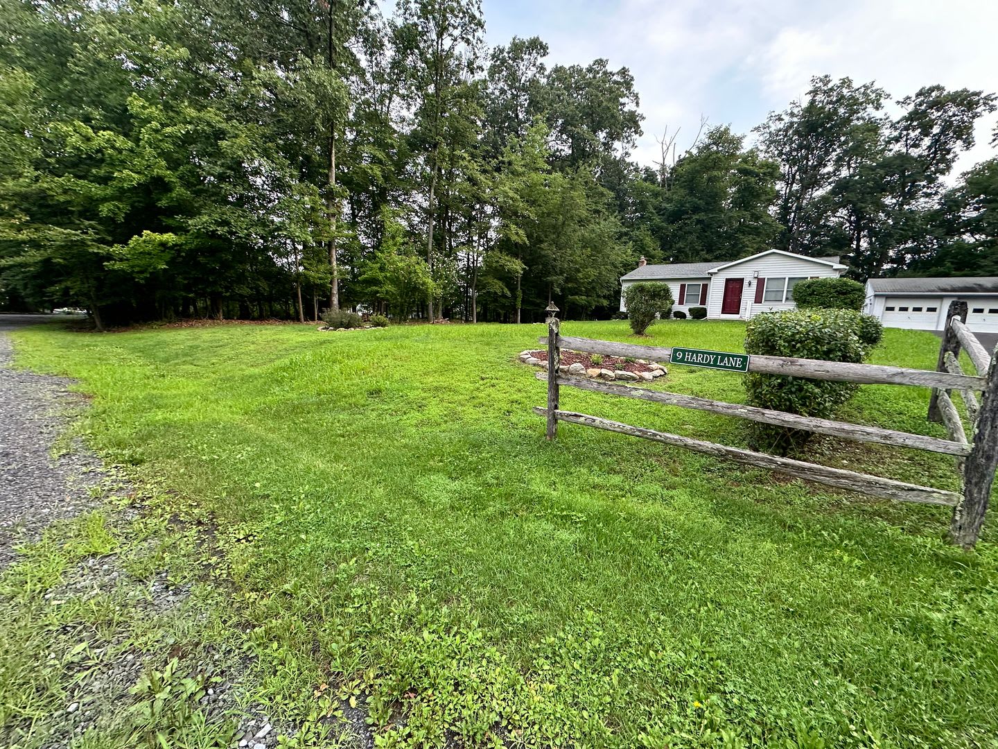 Spacious 3 Bedroom Single Family Home On Over 1 Acre In Blandon – photo 2