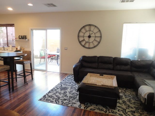 Beautiful 2 Story Home In Mountains Edge – photo 4