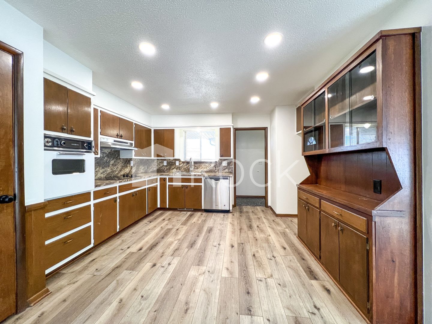 3-Bed 2-Bath Charming Mid-Century Modern – photo 3