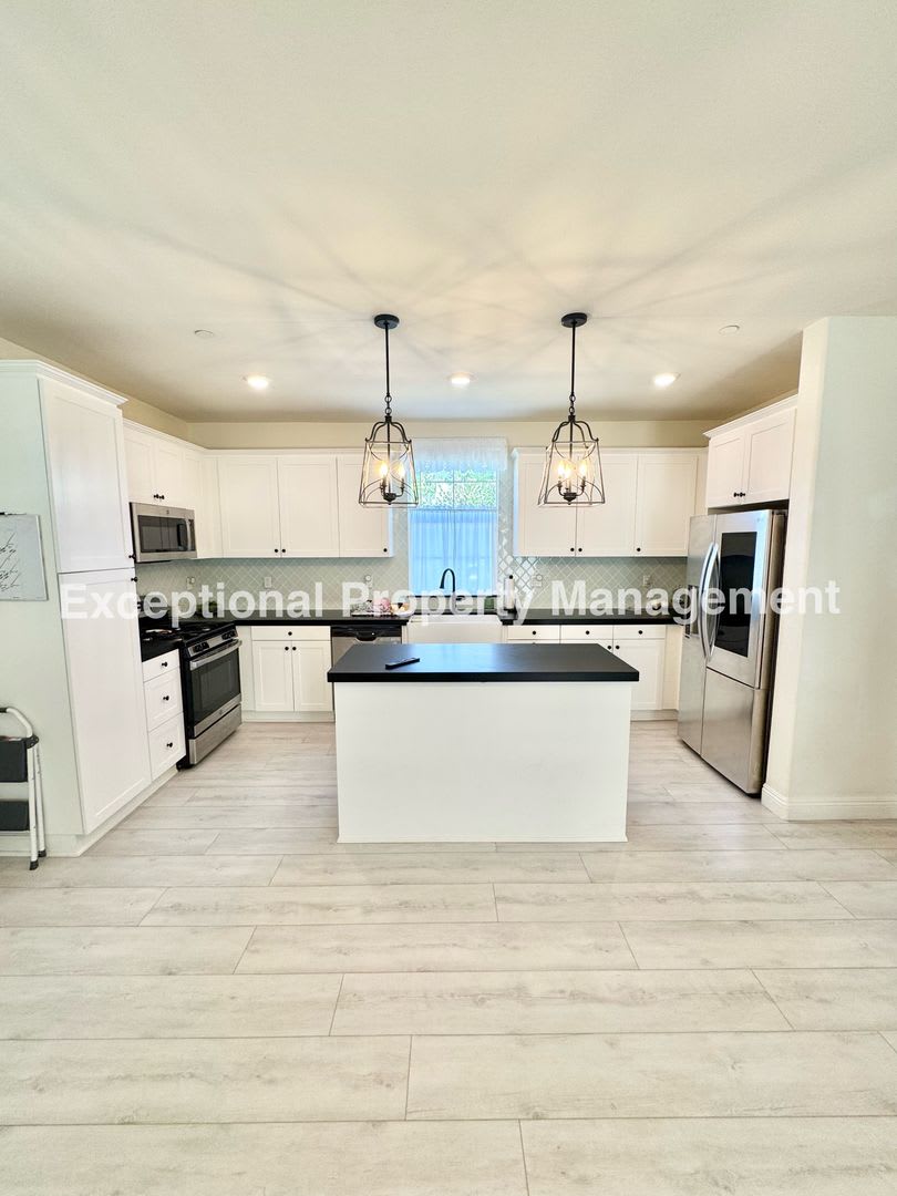 Ready to move in 3 bed 3 bath home! – photo 4