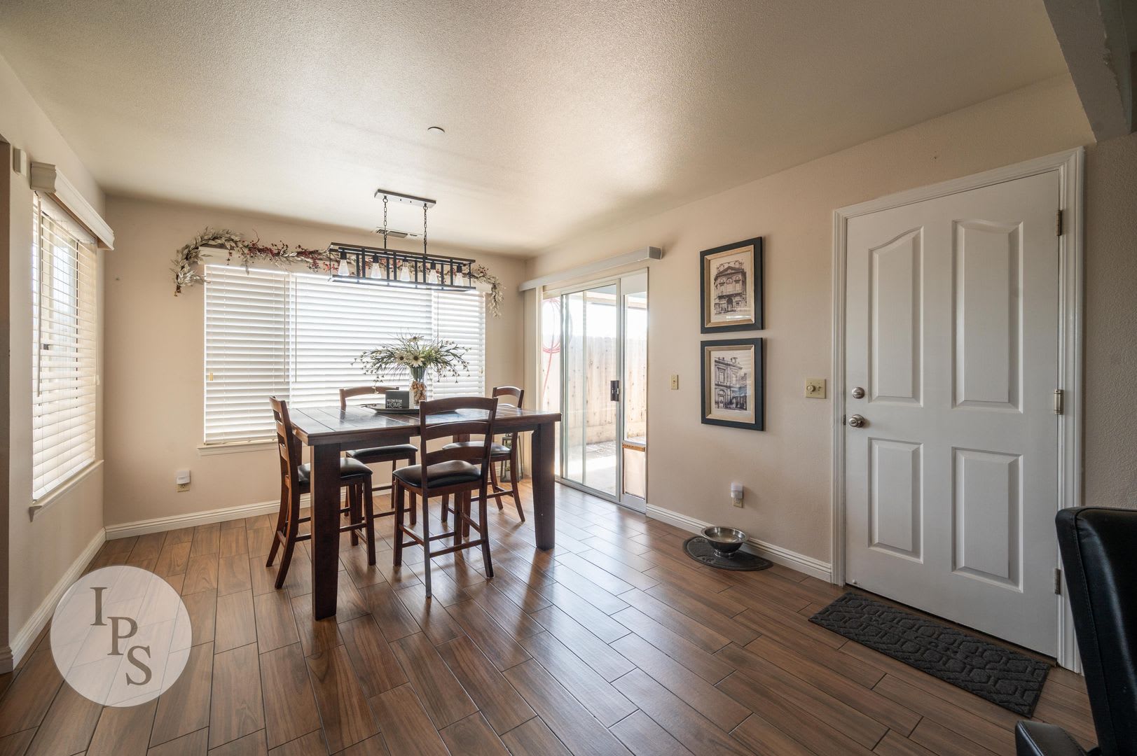 Charming Gated 2-Bed Condo with Attached 2-Car Garage & Water/Garbage Included in Prime Fresno Location – photo 5