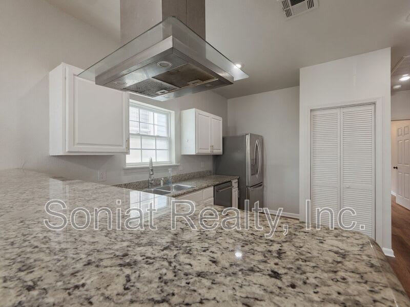 1461 N Robertson St. – photo 5