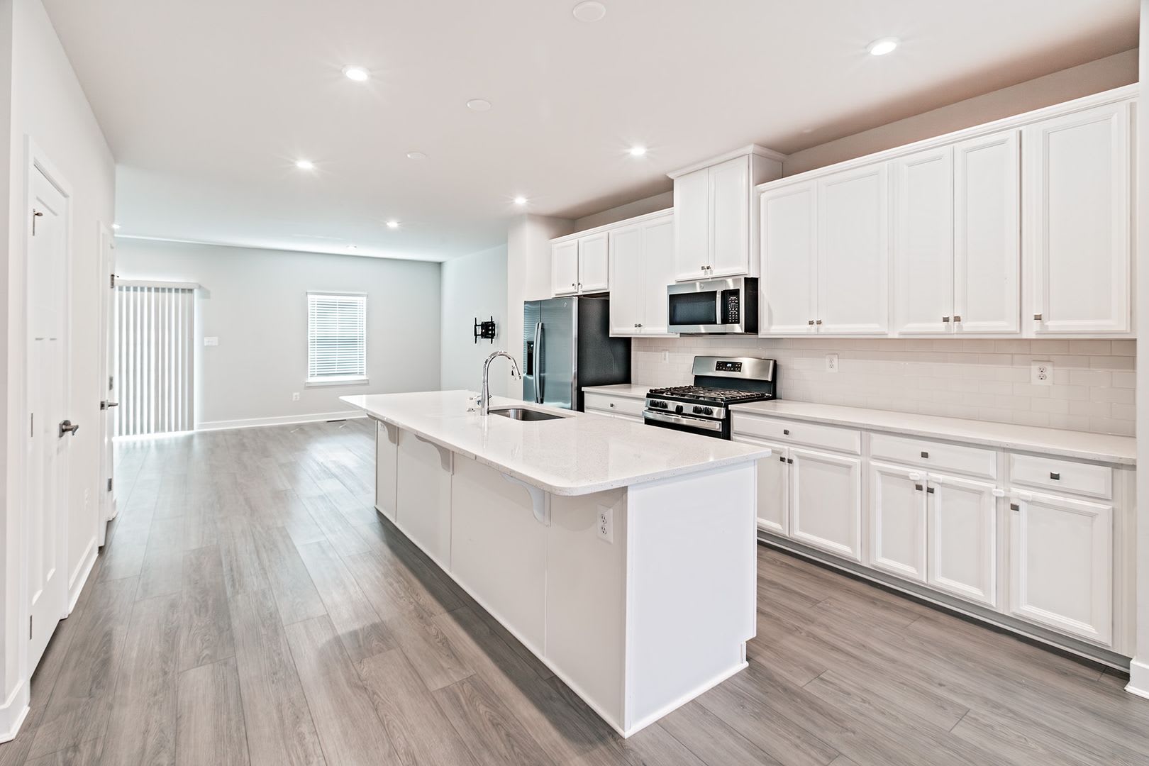 3 bedroom, 2.5 bath Middletown end unit townhome – photo 2
