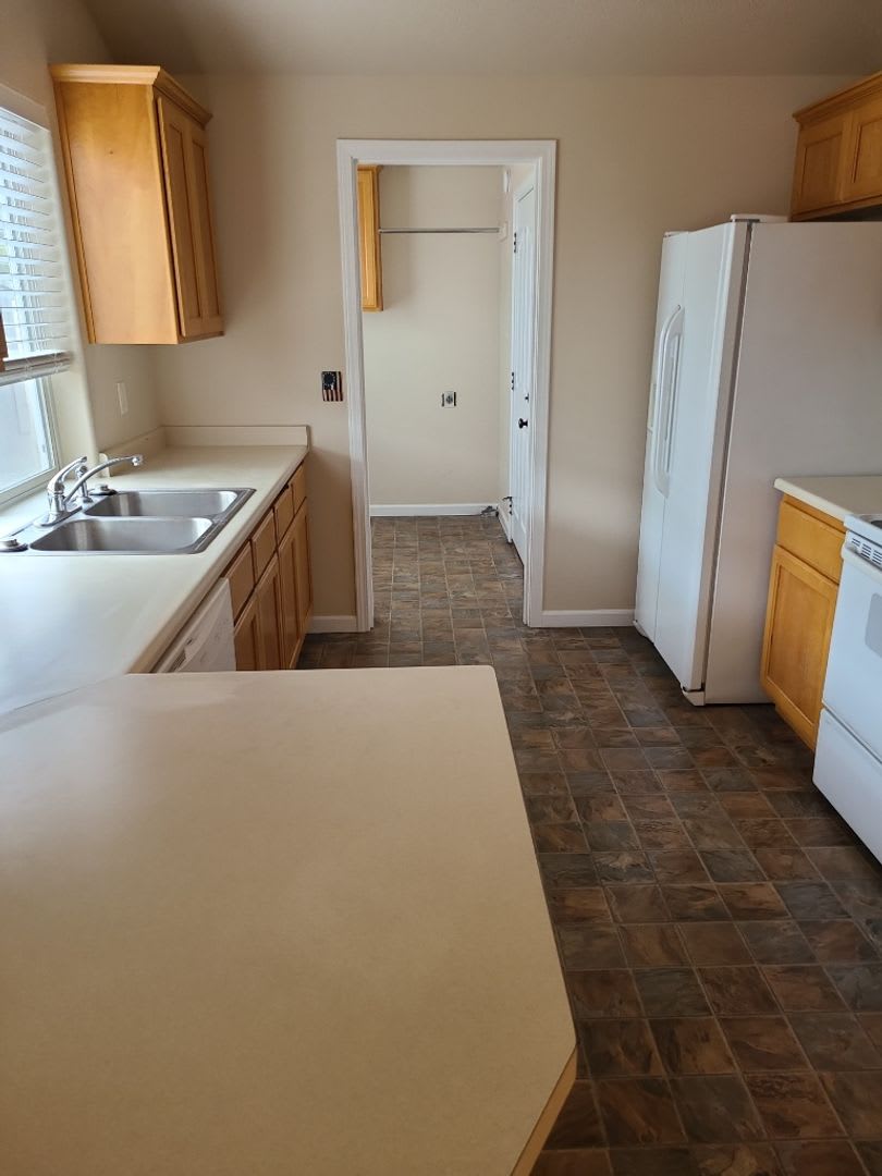 Spacious 3 Bed, 2 Bath Home on a Corner Lot in Southwest Medford – photo 5