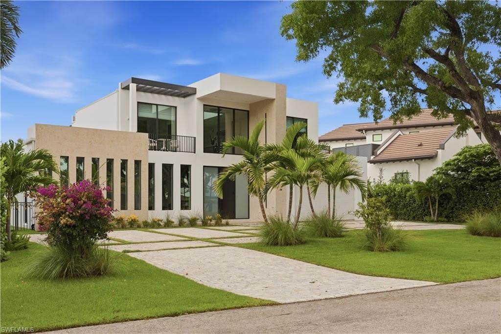 590 6Th Ave N – photo 1
