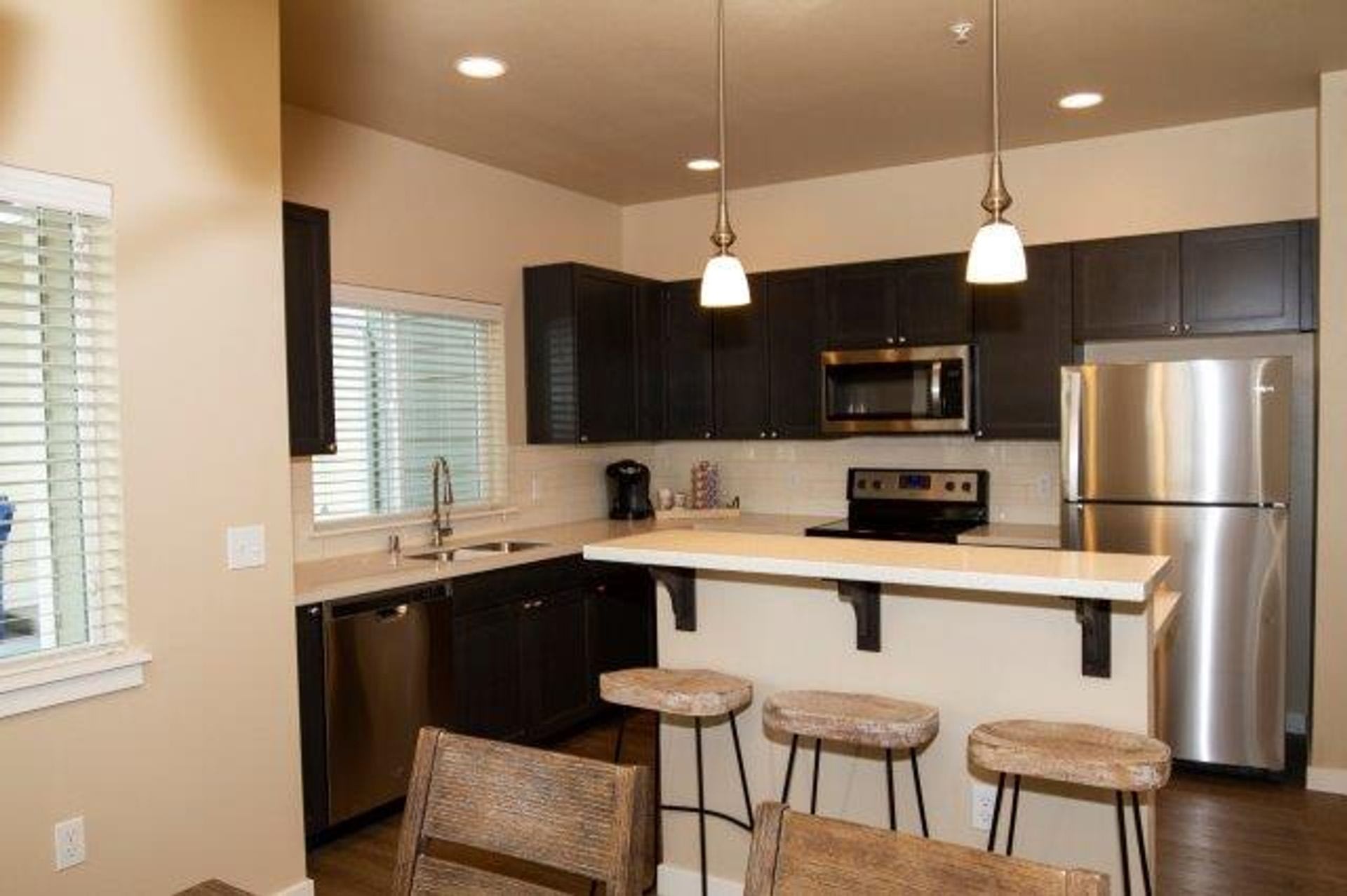 2 Bedroom 2.5 Bath Townhome with attached garage. Schedule a tour today! – photo 5