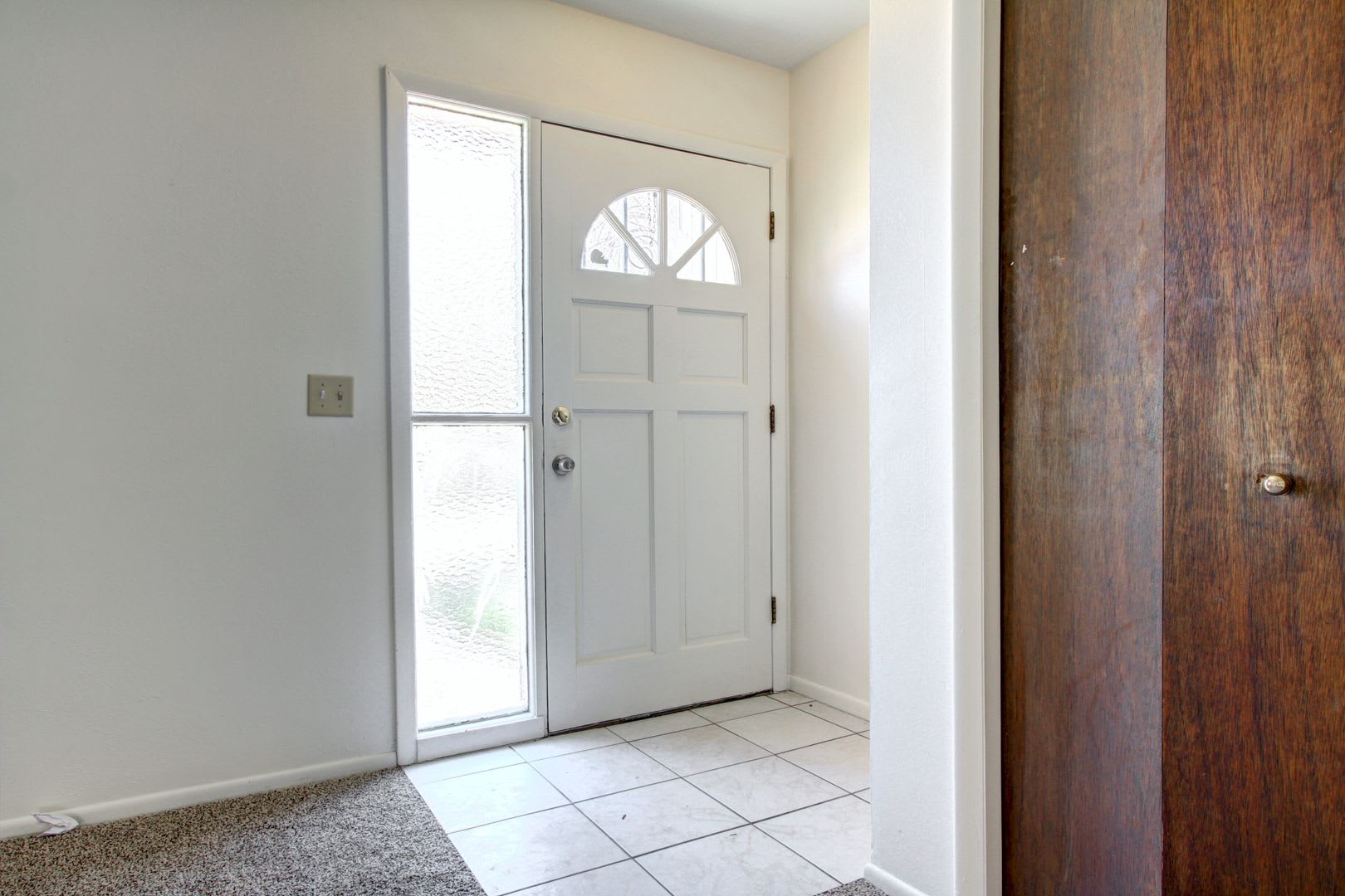 Location Location, Split level with private yard large garage in Englewood. – photo 2