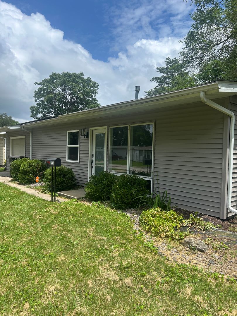 Charming 3 Bedroom Home With Garage Fenced Yard – photo 2