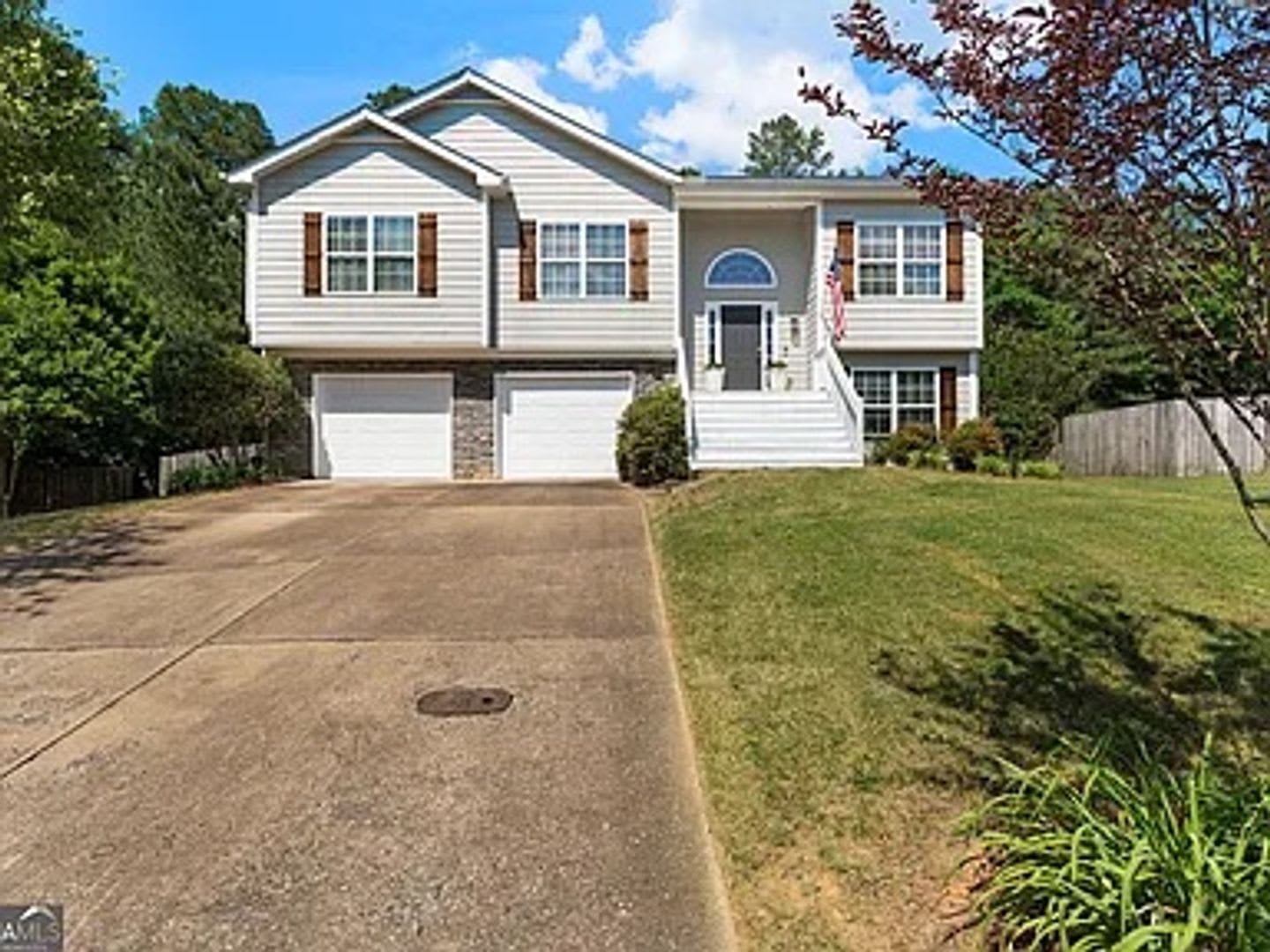 Gorgeous Newly Renovated and Sprawling Yard – photo 2