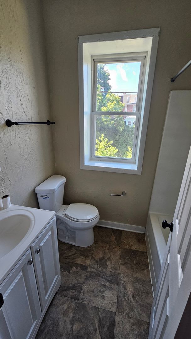3 Bedroom Home with Fenced Yard & Central Air – photo 4