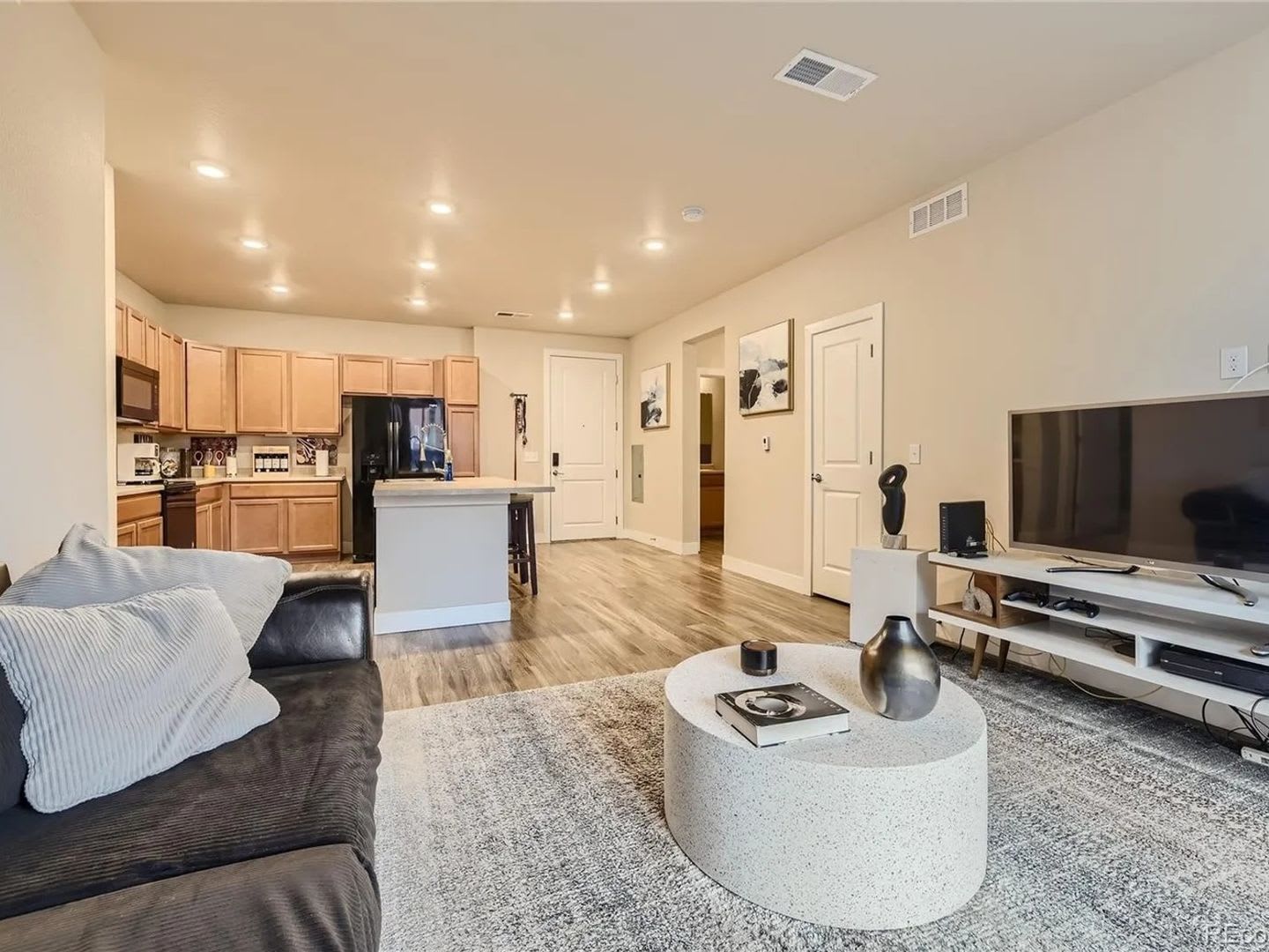 2 Bedroom Condo in Aurora – photo 2