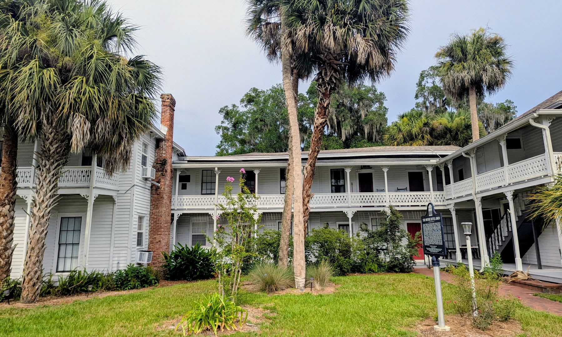 Historic 1 Bedroom/ 1 Bathroom Apartment in Downtown Hawthorne – Live in a Piece of Florida History! – photo 1