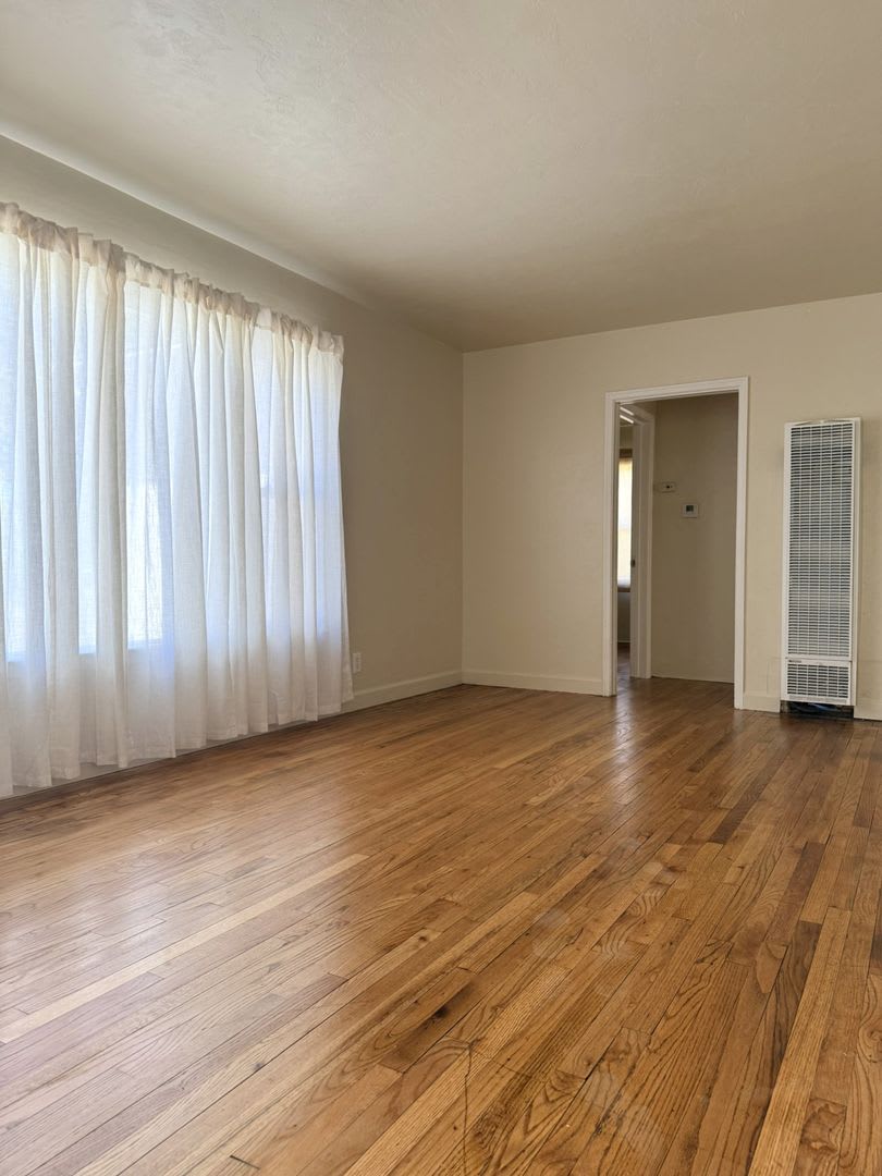 Conveniently located 2/1 is waiting to be called home! – photo 3