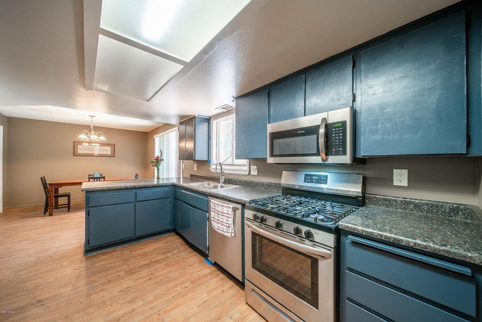 3 Bed 2 5 Bath Greenlaw Townhouse W 2 Car Garage Mountain Views Students Pets Ok Avail Aug 10Th – photo 4