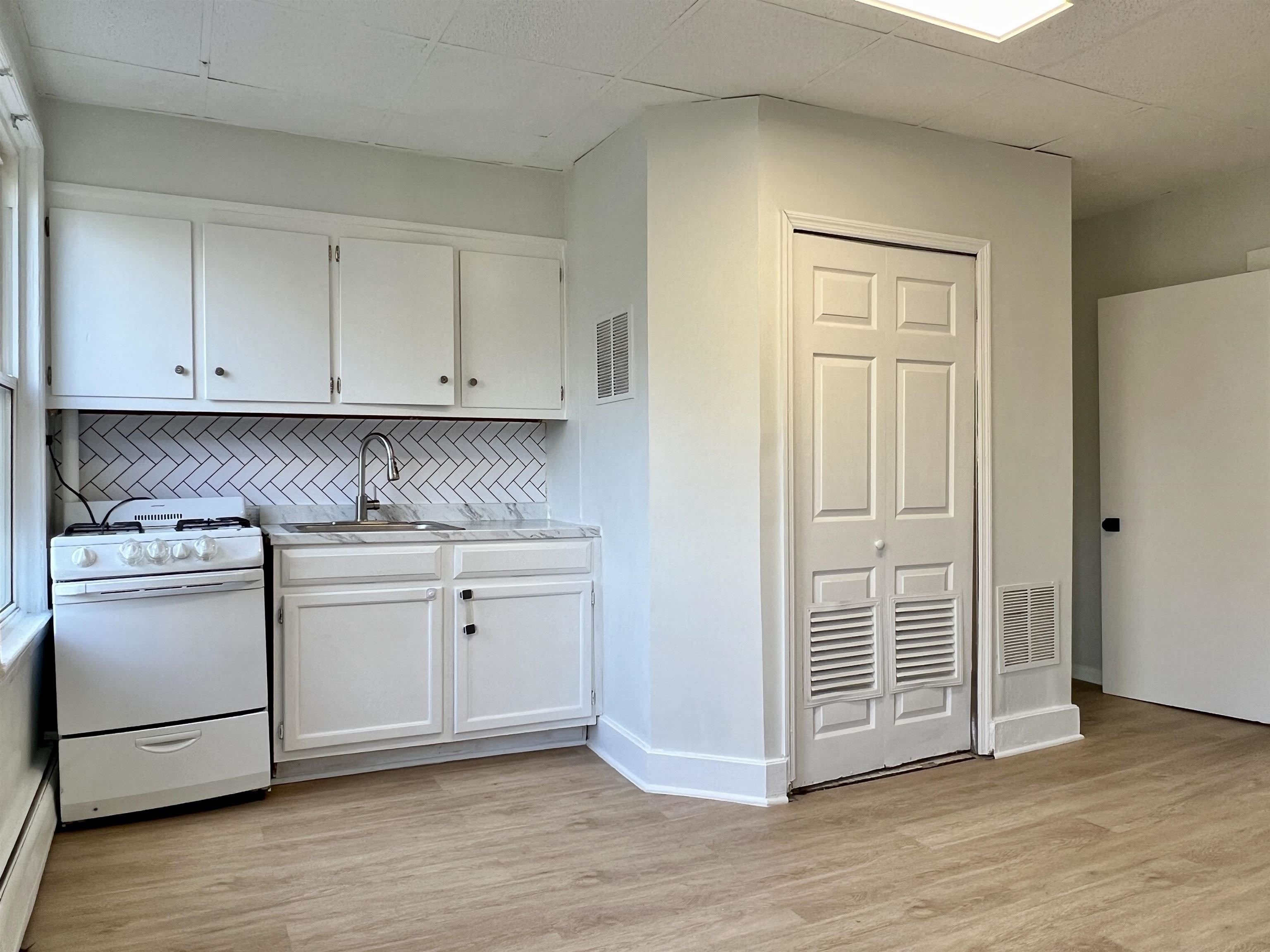 298 NEWARK AVE – photo 4