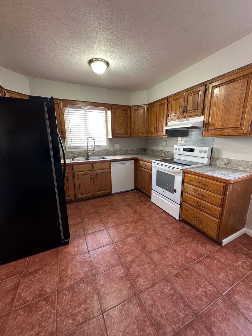 5 bedroom 2 bathroom Sinlge Family House in North Denver – photo 4