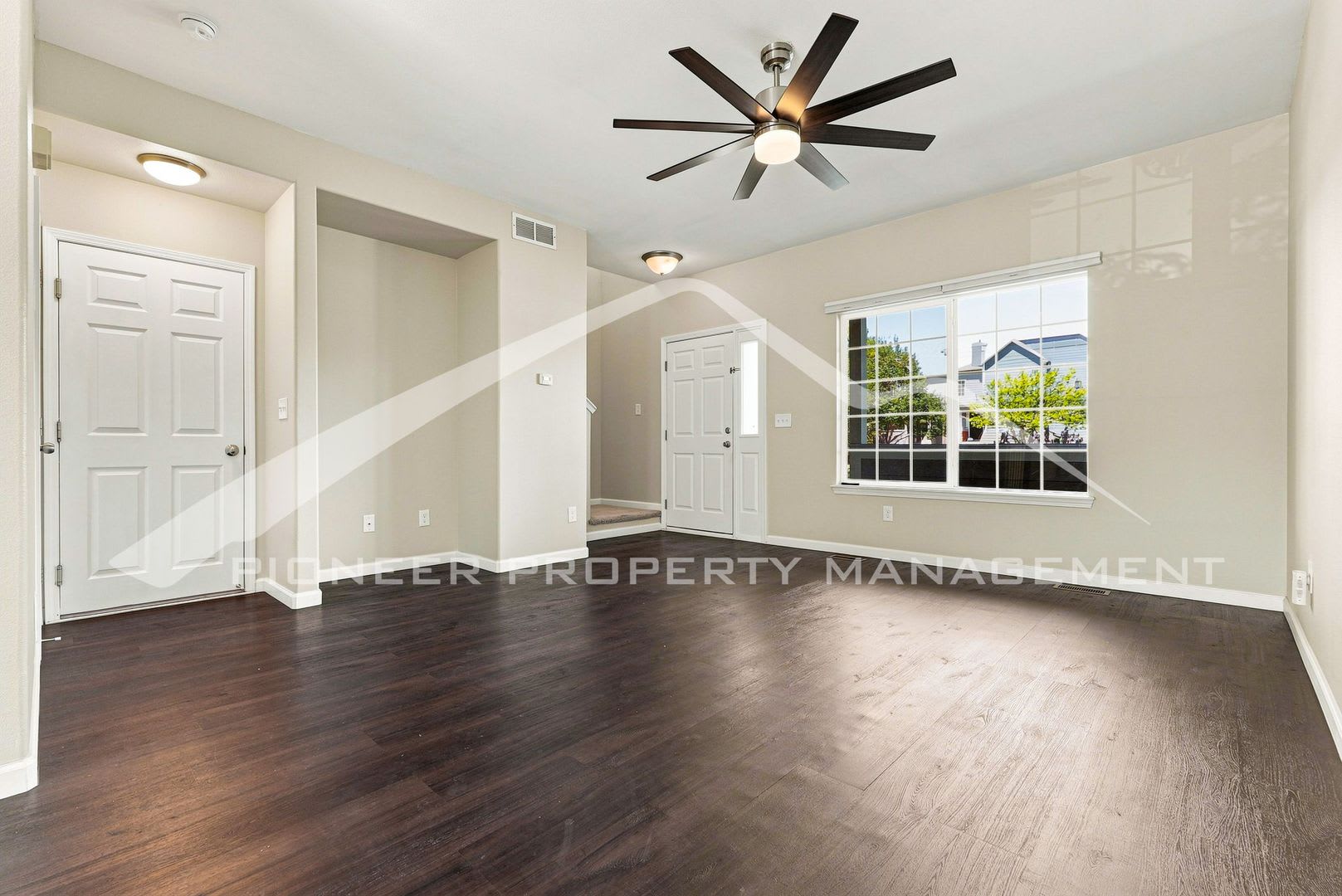 Gorgeous Townhouse With Central Ac And 2 Car Garage – photo 4
