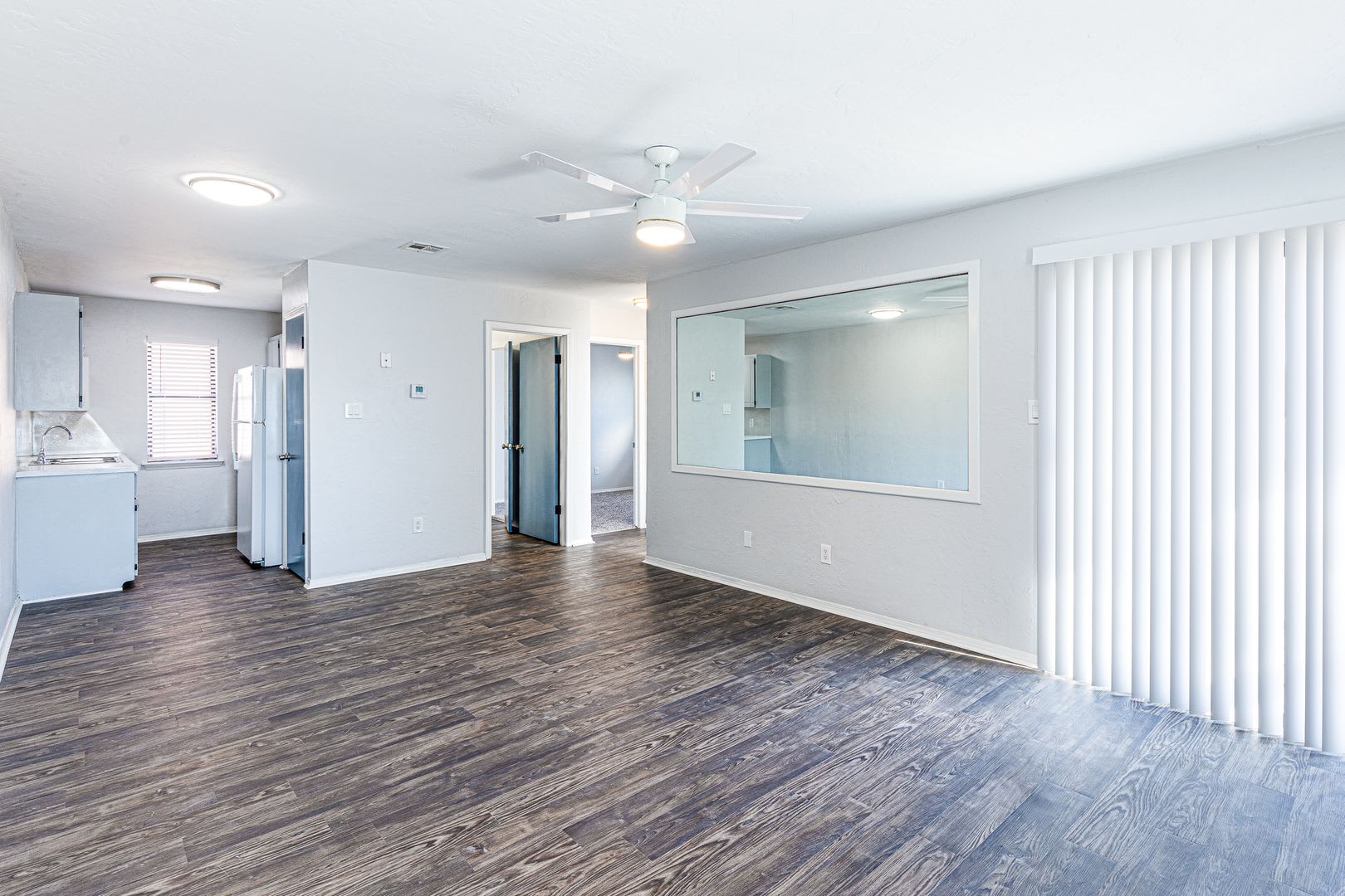 Beautifully Renovated 2Bed 2Bath Flat – photo 2