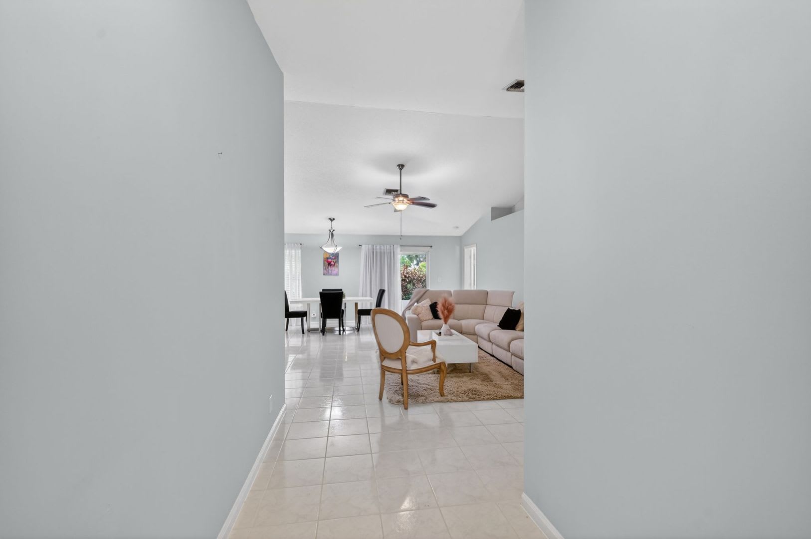 Sophisticated 3BD/2BA Furnished Single-Family Home in the Heart of Greenacres Gated Community – photo 5
