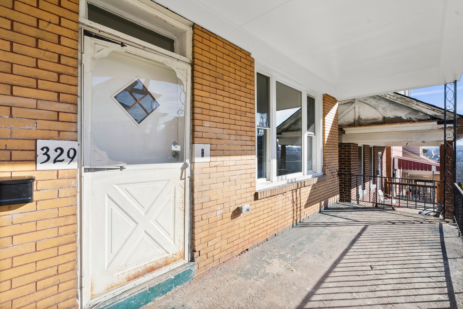 3 Bed 1 Bath Home Central Ac 2Nd Floor Laundry Available September 10Th – photo 2