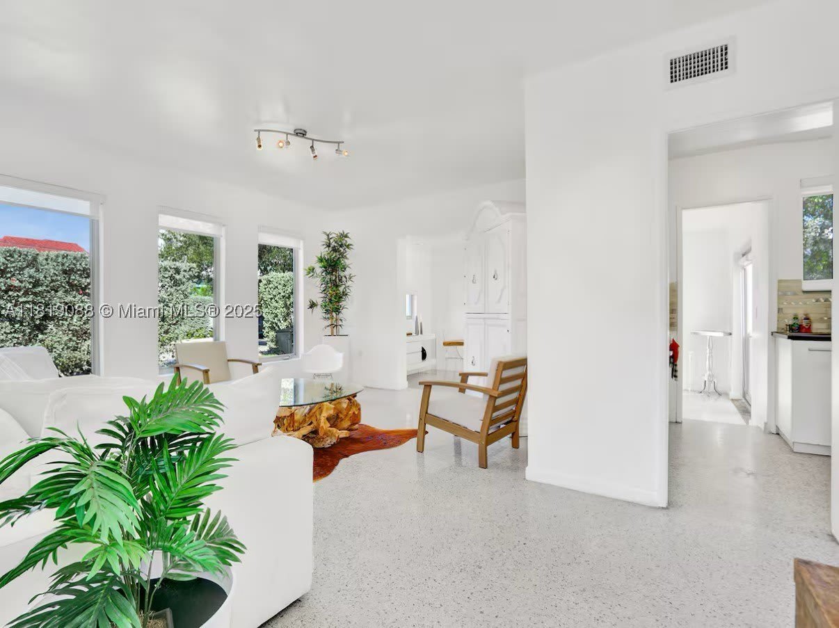 7537 W Treasure Dr – photo 2