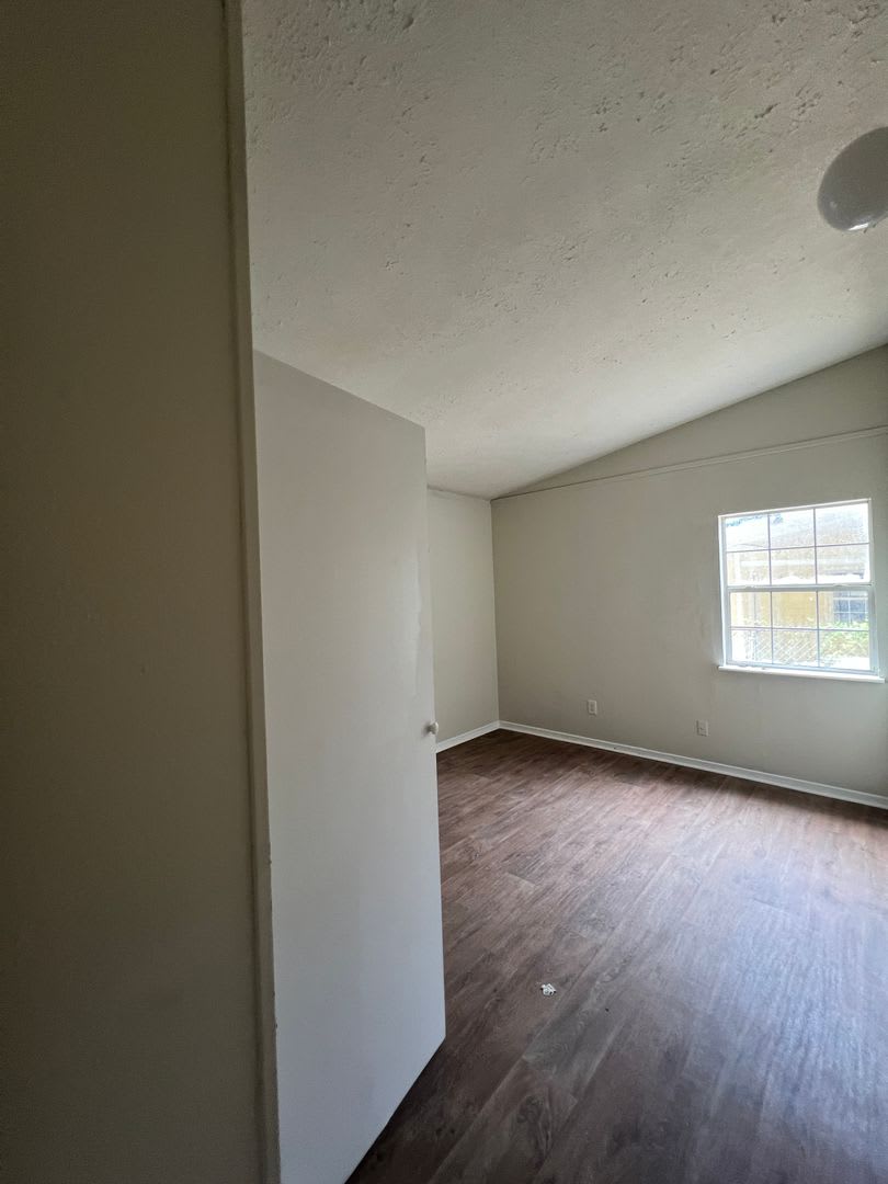 906 Kings Rd. – photo 4