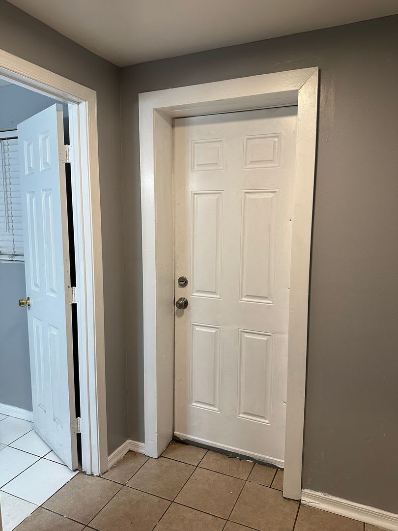 Spacious Rooms! Central Air! Partially Finished Basement! W/D! Available Now! – photo 4