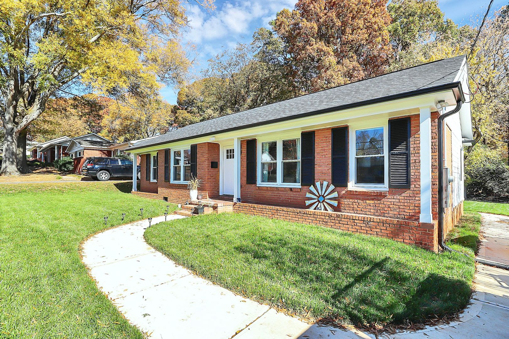Fully Updated & Furnished Gem in the Heart of Starmount! – photo 2