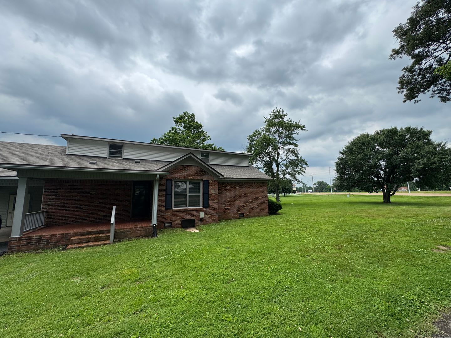 Prime Location! 3 Bed Home on Highway to Martin! – photo 2