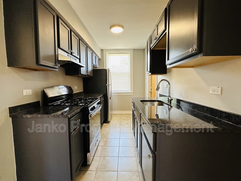 644 N Mayfield Ave – photo 1