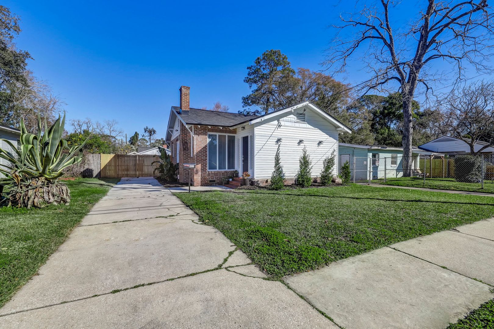 Charming Fully Renovated 3 Bedroom 1 Bathroom Murray Hill Bungalow Offering 1 134 Square Feet Of Living Space – photo 2