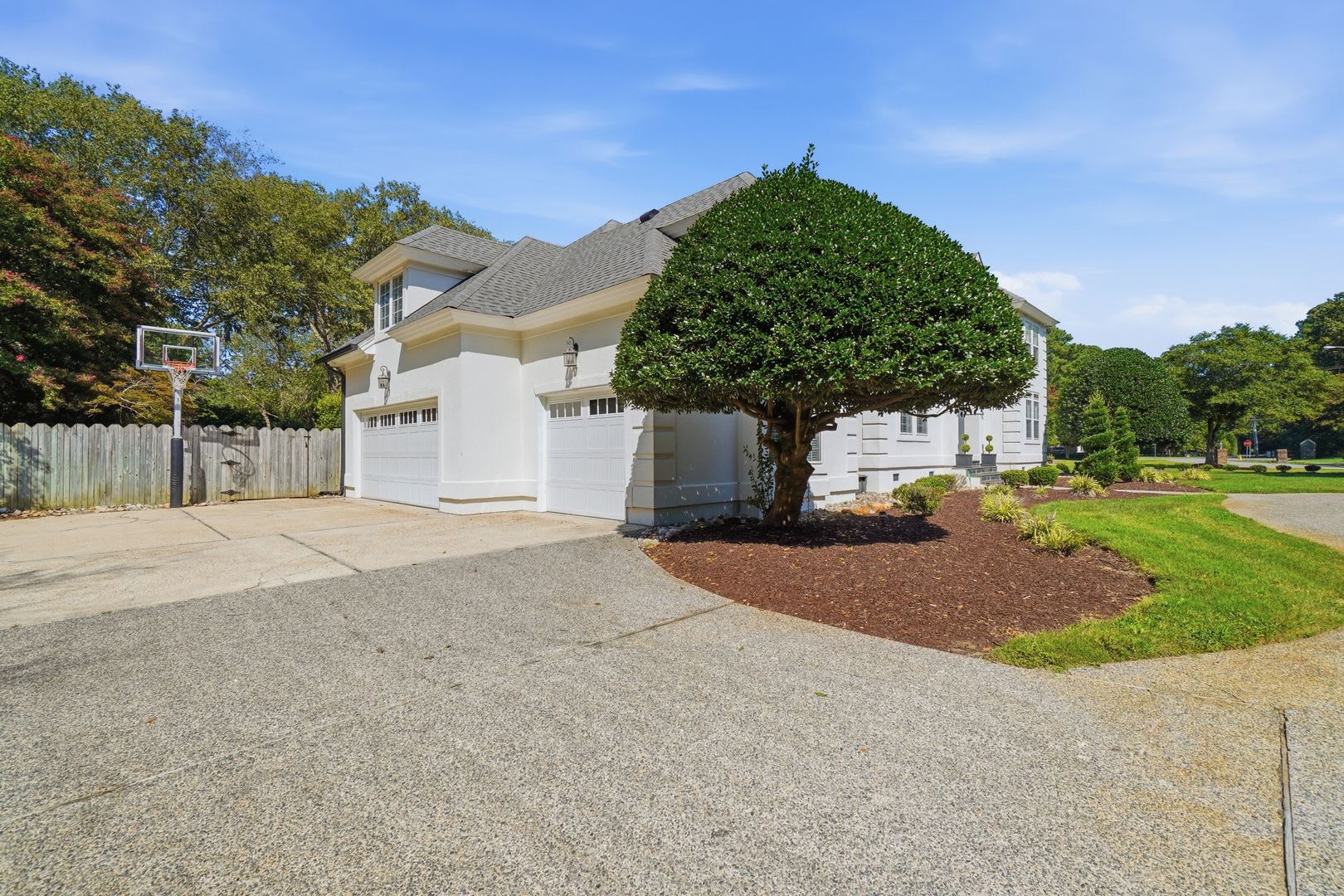 Fabulous 5-Bedroom/4.5 Bath POOL Home In Little Neck! Pet Friendly – photo 5