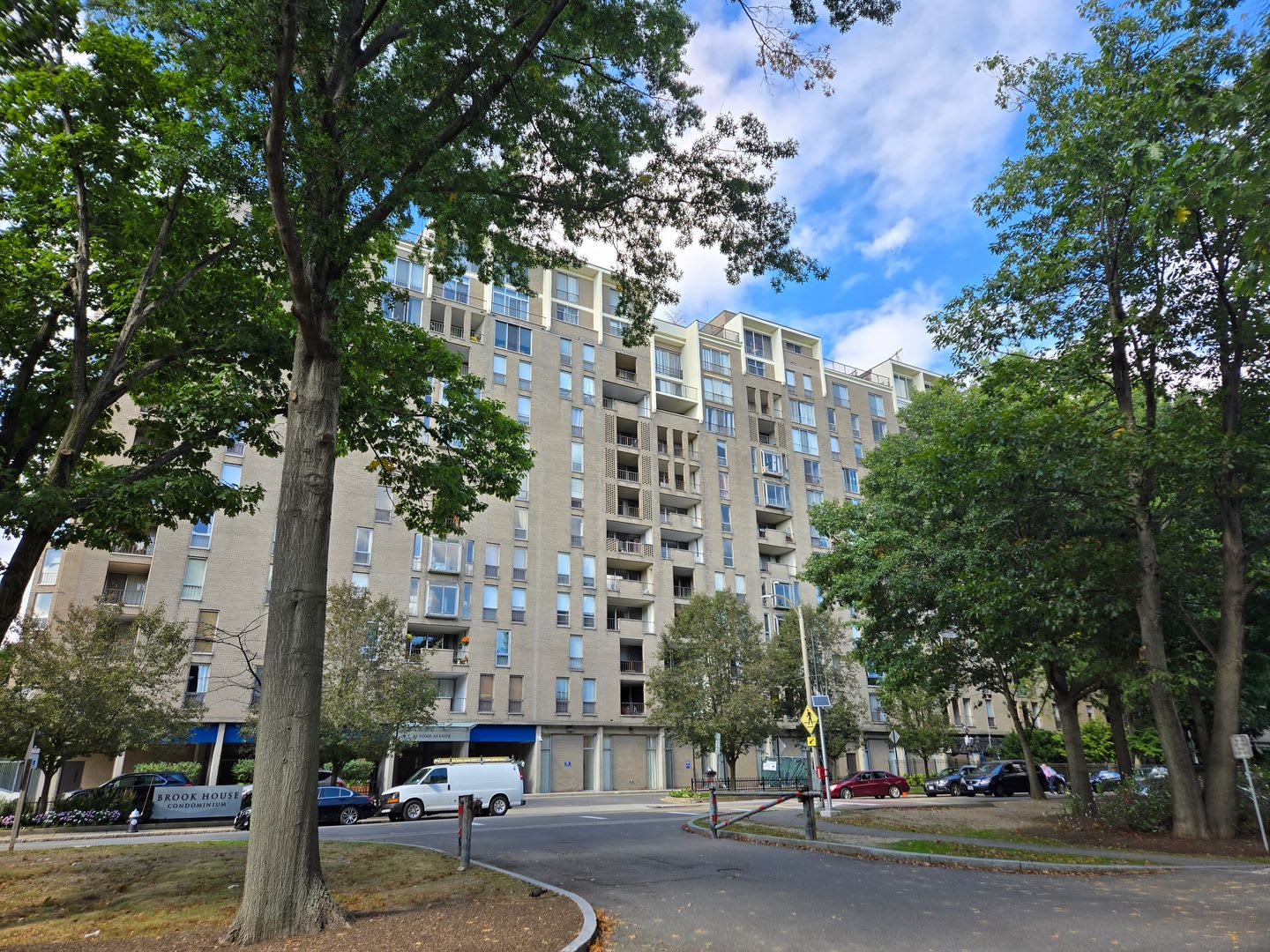 Furnished 1-Bedroom at Brook House – Balcony, Separate Dining Area & Flexible Lease Terms – photo 1