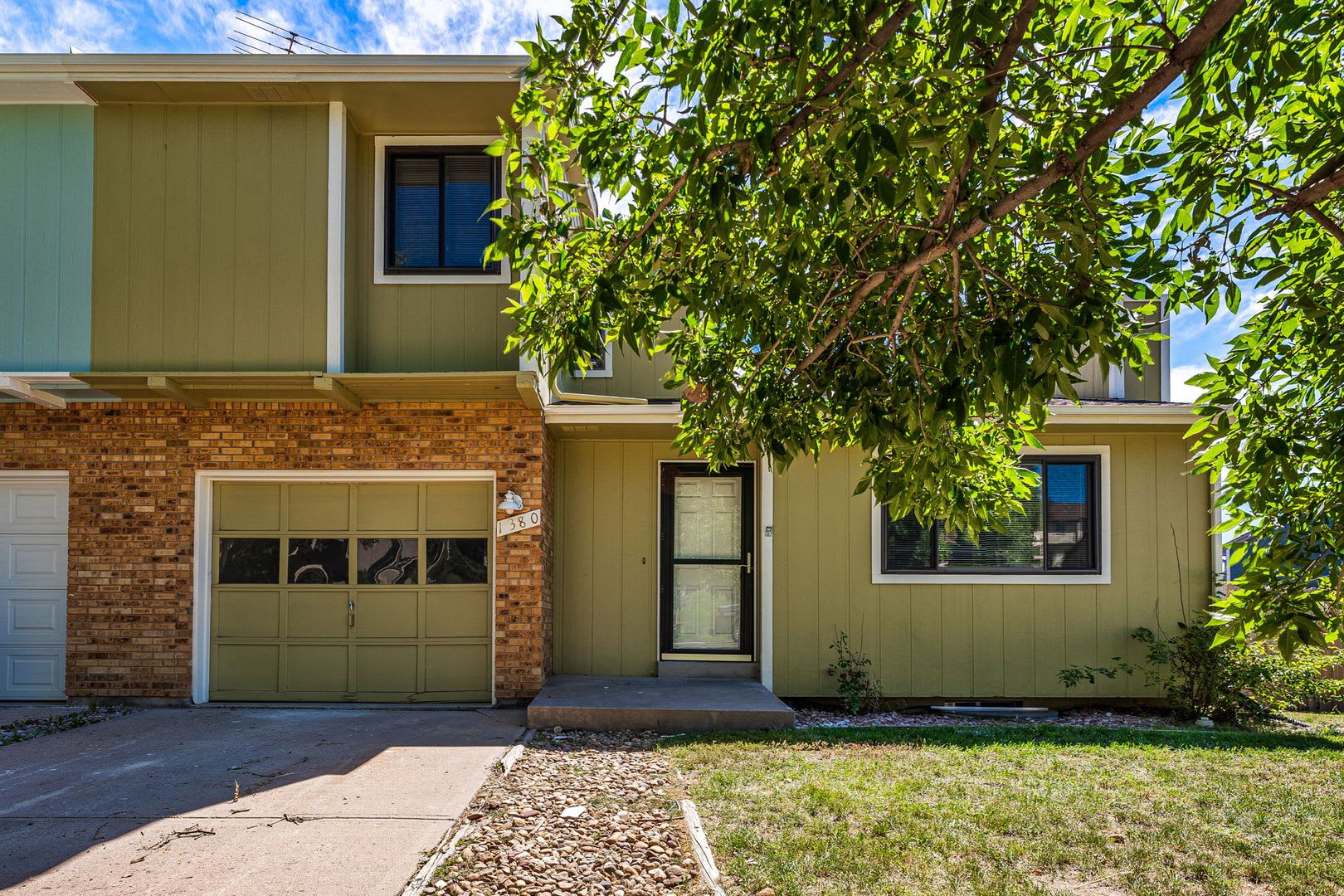 Near Downtown Castle Rock location with No HOA and HUGE YARD – photo 1