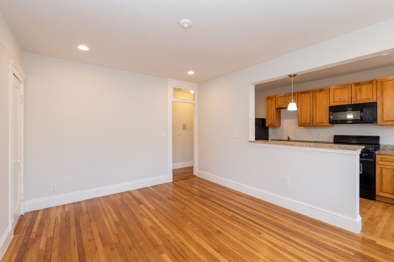 2 385 Brighton Studio Near Cleveland Circle Heat Hot Water Included Close To The Green Line – photo 1