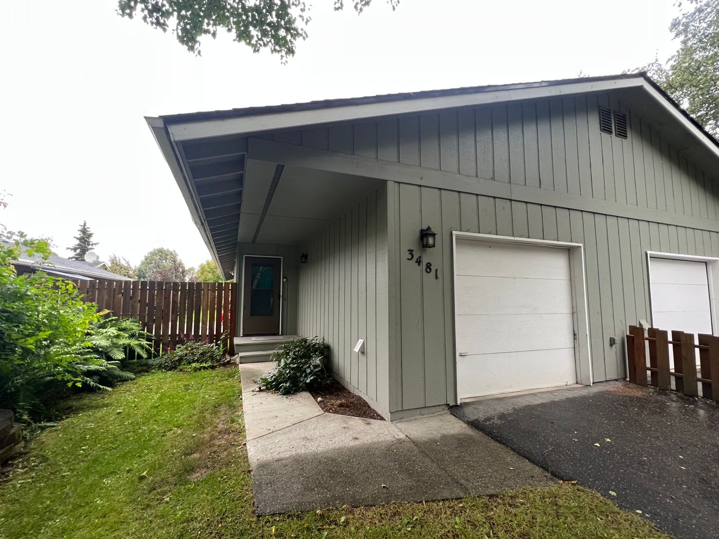 Updated Ranch Style Townhome With Open Concept Layout And Vaulted Ceilings – photo 1