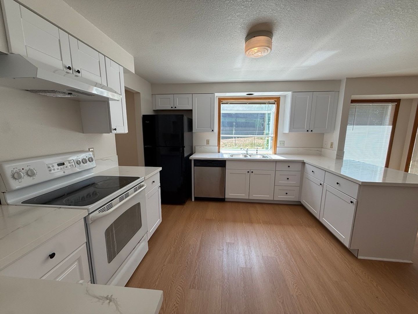 17040 SW Cambridge Drive ~ Newly Refreshed Home – photo 5