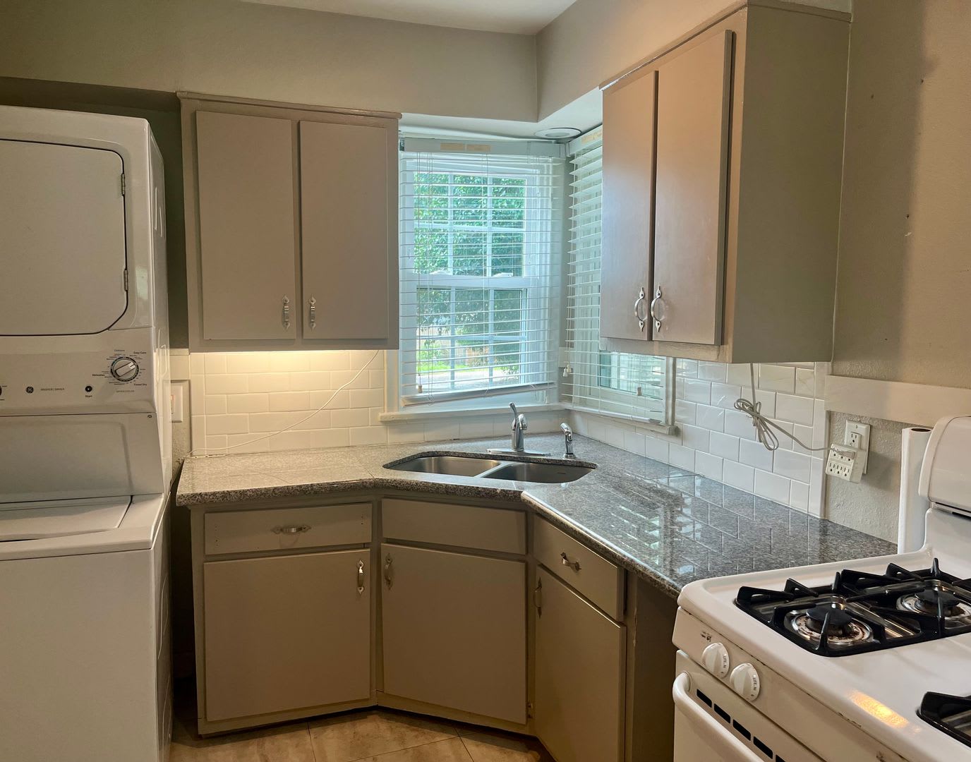 Great location in Garden District seconds from Downtown and LSU! – photo 5