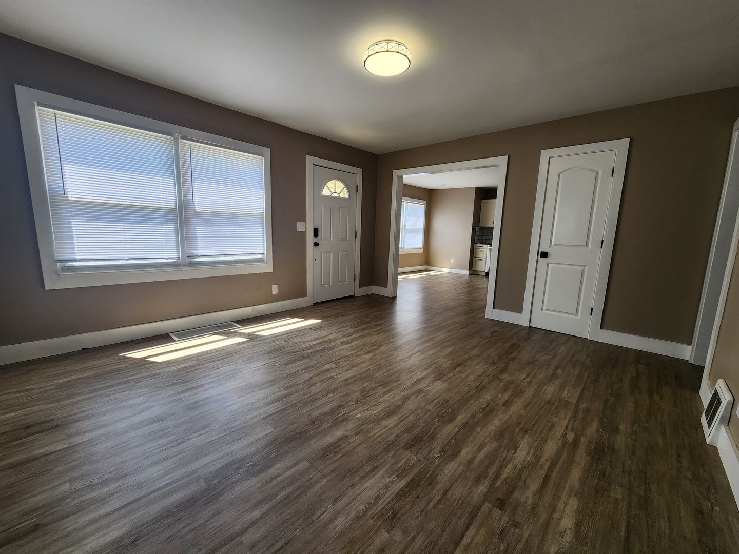 Spacious 2-Bedroom, 1-Bathroom Home AVAILABLE NOW!! – photo 4