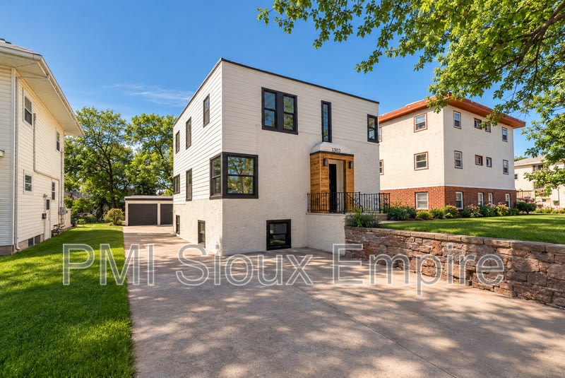 1303 S Center Ave. – photo 1