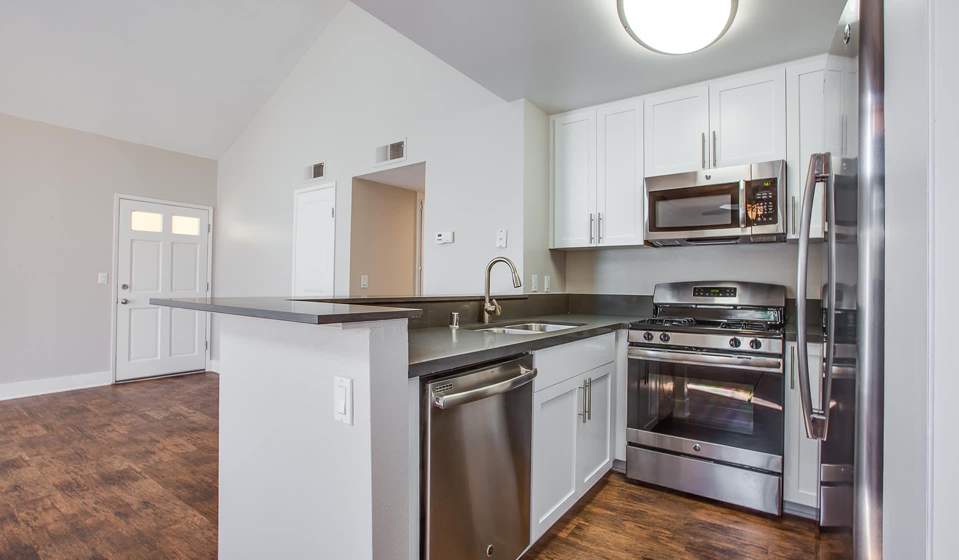 Malibu Canyon Apartments – photo 2